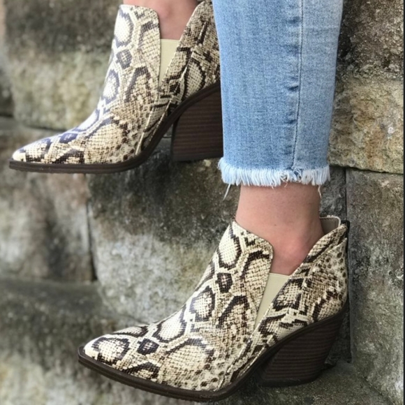 VINCE CAMUTO GRADINA Reptille skin Ankle Boots - Picture 15 of 15